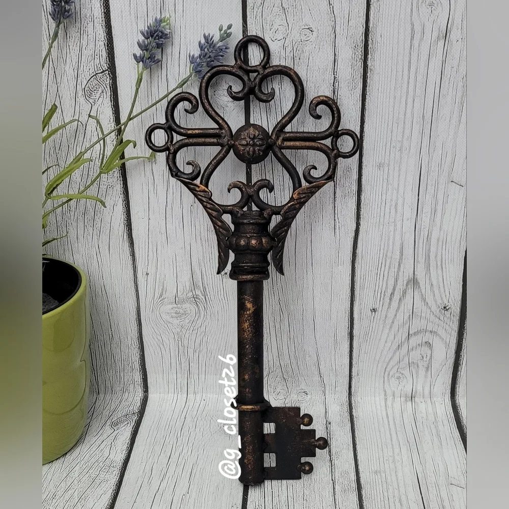 Antique Finish Bronze Cast Iron Skeleton Key Wall Decor